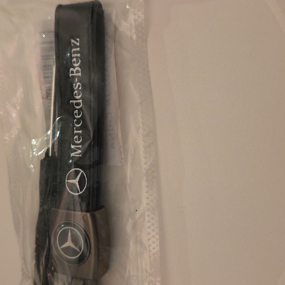 Mercedes-Benz Keychain Leather Strap Buckle Tool Carabiner New - Picture 2 of 4
